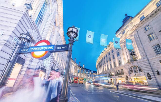 IMAGO Creative: Countdown bis Weihnachten, Nach Hause reisen LONDON - JUNE 11, 2015: Traffic and tourists at night in Regent Street near Piccadilly Circus. London attracts 50 million tourists annually. Copyright: xx 19659546