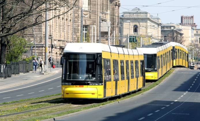 28.04.2021, Berlin - Deutschland. Straßenbahnen dicht hintereinander, es gibt Verkehrsbeeinträchtigungen. *** 28 04 2021, Berlin Germany trams close together, there are traffic disruptions