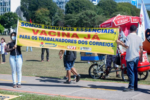May 26, 2021, Brasilia, Brazil: Protesters linked to union centrals and social movements protest against the Bolsonaro government, for vaccination against the covid-19, payment of greater emergency aid and fighting hunger at the Esplanade of Ministries, in Brasilia, this Wednesday morning (26). The entities intend to donate 3 tons of food to recyclable material collectors and have promised to carry out an act without agglomeration and maintaining sanitary protocols in the midst of the new coronavirus pandemic.  Copyright: xTiagoxTelesx