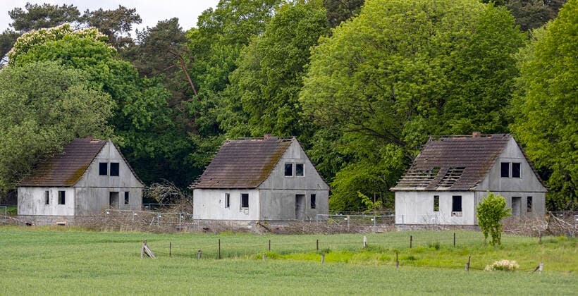 DDR-Wohnhaeuser mit Asbest Ruinen von DDR-Wohnhaeusern stehen unweit von Bergen (Landkreis Vorpommern-Ruegen). Die Fertigteilhaeuser wurden mit Abestzementtafeln verkleidet. Bergen Mecklenburg-Vorpommern Deutschland