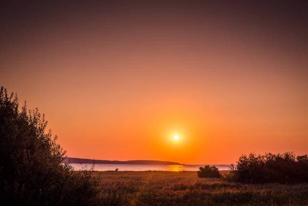 IMAGO Creative: Ende des Sommers Countryside lake with a sunrise in the late summer Copyright: xKasperxNymannx 19803422