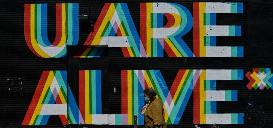 Bilder des Jahres 2021, Entertainment 05 Mai News Bilder des Tages Daily Life In Dublin A woman walks past a mural with the words U ARE ALIVE , a collaboration project between two artists Maser and Aches, seen in the center of Dublin. On Wednesday, 26 May 2021, in Dublin, Ireland. Dublin Ireland widak-dublin210526_npFCj  Copyright: xArturxWidakx