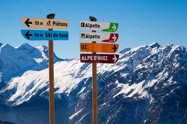 Slope signs in the ski resort of Alpe d Huez - Vaujany - Oz Copyright: xx 20228334