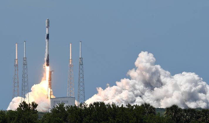 Bilder des Jahres 2021, News 05 Mai News Themen der Woche KW21 News Bilder des Tages May 26, 2021, Cape Canaveral, Florida, United States: A SpaceX Falcon 9 rocket lifts off from pad 40 at the Cape Canaveral Space Force Station carrying the 29th batch of approximately 60 satellites as part of SpaceX s Starlink broadband internet network. The first stage booster landed successfully on a drone ship in the Atlantic Ocean. Cape Canaveral United States - ZUMAs197 20210526_zaa_s197_244 Copyright: xPaulxHennessyx