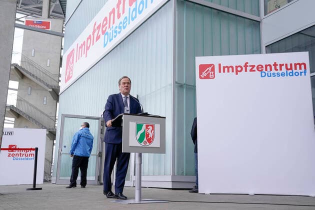 Pressestatement von Armin Laschet bei seinem Besuch des Impfzentrum Duesseldorf Aktuell;26.05.2021; Duesseldorf; NRW Ministerpraesident Armin Laschet im Portrait bei seinem Statement im Nachgang an den Besuch des Impfzentrum Duesseldorf und Vorstellung des neuen Digitalen Impfnachweis Covpass-App Duesseldorf Nordrhein-Westfalen Deutschland