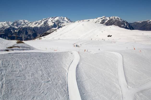 The Alpe d Huez ski domain in the French Alps Copyright: xx 20535948