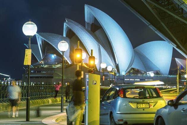Architektur von Jorn Utzon SYDNEY - OCTOBER 12, 2015: The Iconic Sydney Opera House is a multi-venue performing arts centre also containing bars and outdoor restaurants. Copyright: xx 20638216
