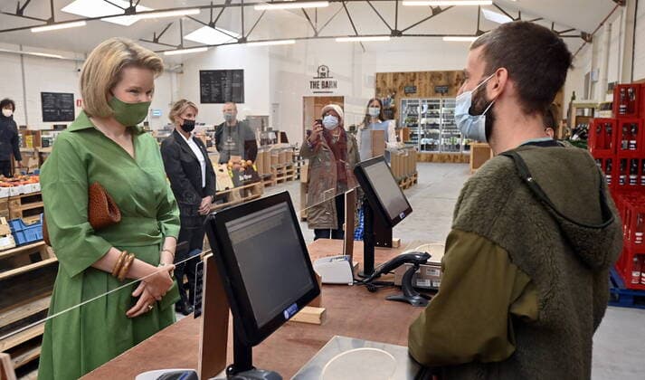 Belgien, Königin Mathilde besucht Biomarkt in Jette a royal visit to the Barn Bio Market in Jette, in Brussels, Thursday 27 May 2021.  POOLxERICxLALMAND 2723260