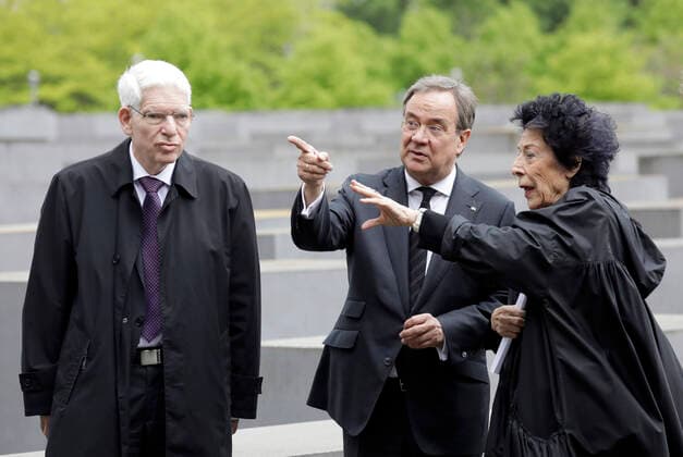 News Bilder des Tages Josef Schuster, Praesident des Zentralrates der Juden, Armin Laschet, Ministerpraesident NRW, CDU, Lea Rosh, Autorin und Publizistin, besuchen das Denkmal fuer die ermordeten Juden Europas, DEU, Berlin, 27.05.2021