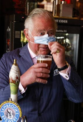 . 27 05 2021. London, United Kingdom. Prince Charles, Prince of Wales and Camilla, Duchess of Cornwall, during a visit to a pub in Clapham Old Town , London, United Kingdom.  xPoolx xi-Imagesx IIM-22213-0012