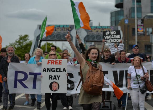 Anti-Vaccination Protest In Dublin Anti-Vaccination, anti-mask and anti-pandemic protesters march in the center of Dublin. On Thursday, 27 May 2021, in Dublin, Ireland. Dublin Ireland widak-antivacc210527_npzbZ  Copyright: xArturxWidakx