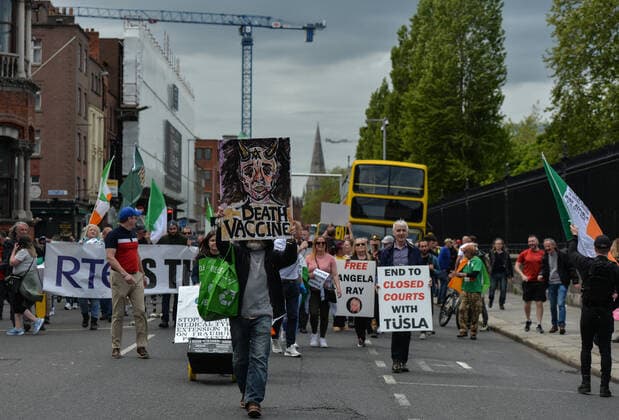 Anti-Vaccination Protest In Dublin Anti-Vaccination, anti-mask and anti-pandemic protesters march in the center of Dublin. On Thursday, 27 May 2021, in Dublin, Ireland. Dublin Ireland widak-antivacc210527_npd6e  Copyright: xArturxWidakx