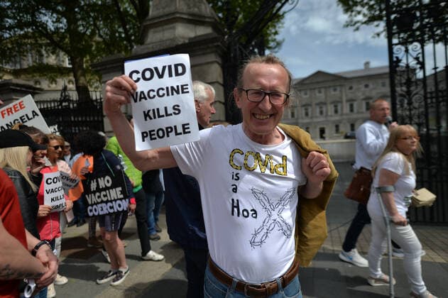 Anti-Vaccination Protest In Dublin A protester holds a placard in front of Leinster House during an anti-vaccination, anti-mask and anti-pandemic protest in the center of Dublin. On Thursday, 27 May 2021, in Dublin, Ireland. Dublin Ireland widak-antivacc210527_npoV8  Copyright: xArturxWidakx