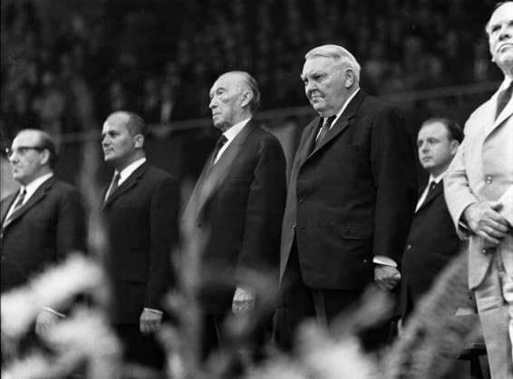 Wahlkampf-Kundgebung der CDU 1965 DEU, Deutschland, Dortmund: Wahlkampf-Kundgebung der CDU in der Dortmunder Westfalenhalle im Jahre 1965.Eugen Gerstenmaier, N.N., Ludwig Ehrhard, Konrad Adenauer, Rainer Barzel, Franz Meyers v.r.n.l. DEU, Germany, Dortmund: CDU election campaign rally in the Dortmund Westfalenhalle in 1965. NRW *** CDU election campaign rally 1965 DEU, Germany, Dortmund CDU election campaign rally in the Dortmund Westfalenhalle in 1965 Eugen Gerstenmaier, N N , Ludwig Ehrhard, Konrad Adenauer, Rainer Barzel, Franz Meyers v r n l DEU, Germany, Dortmund CDU election campaign rally in the Dortmund Westfalenhalle in 1965 NRW