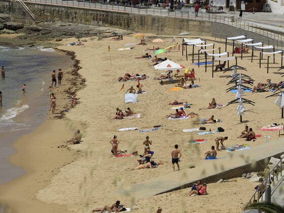 May 27, 2021, Lisbon, Portugal: Movement of bathers on the beach of Poca, on edge of the waterfront, between the forts of Sao Joao and Velho, this Thursday (27). While many countries are struggling to contain the spread of covid-19, Portugal is practically in control of the pandemic and is experiencing a reopening plan.  Copyright: xEdsonxdexSouzax