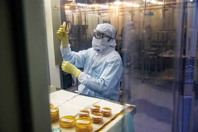 Astrazeneca Fiocruz COVID-19 vaccine RIO DE JANEIRO, BRAZIL, MAY 27: ASTRAZENECA FIOCRUZ COVID-19 VACCINE - Workers in the filling of the AstraZeneca COVID-19 vaccine at the Center for Final Processing of Bio-Manguinhos Immunobiologicals Fiocruz on MAY 27 , 2021. ( Photo by Chico Ferreira Penta Press ) Rio de Janeiro Brazil 6706_241095 Copyright: xChicoxFerreira PentaxPressx