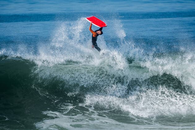 IMAGO Creative: Sommer Sport - Strand Bodyboarder in action on the ocean waves on a sunny day. Copyright: xCarlosxSantosx 23186380
