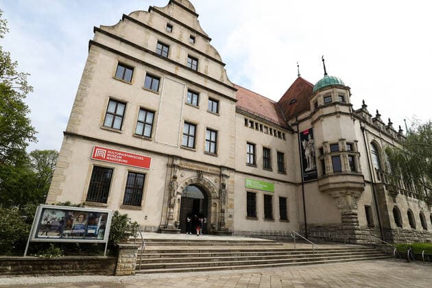 Kulturhistorische Museum und das Museum für Naturkunde Magdeburg sind ab Dienstag, dem 11.5., wiedereröffnet. Sonderausstellung Napoleon in der Karikatur erstmals zu besichtigen. Das Kulturhistorische Museum Magdeburg und das Museum für Naturkunde Magdeburg laden ab Dienstag wieder zum Besuch ein, mit großer Freude öffnen das Kulturhistorische Museum Magdeburg und das Museum für Naturkunde Magdeburg ab Dienstag,den 11. Mai, wieder ihre Tore. Wir freuen uns ganz besonders den Magdeburgerinnen und Magdeburgern wieder ein kulturelles Angebot bieten zu können so Dr. Gabriele Köster, Direktorin der Magdeburger Museen. Der Besuch der Museen ist nur nach vorheriger Anmeldung für ein Zeitfenster möglich. Die Anmeldung erfolgt