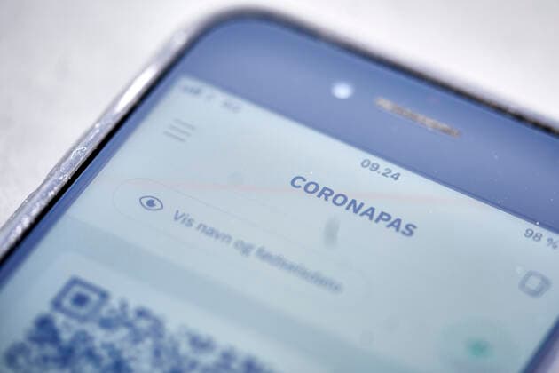 Ny coronapas-app kan nu downloades. Koebenhavn, fredag den 28. maj 2021.I appen vil det vaere muligt for brugeren at skifte mellem to indstillinger til brug i henholdsvis Danmark og udlandet, saa kun de noedvendige oplysninger vises. Appen kan benyttes til at dokumentere et gyldigt coronapas i baade Danmark og ved rejser i EU. , Copenhagen Denmark Copyright: RitzauxScanpix SignexGoldmannx cop108 spdk20210528-105009-L
