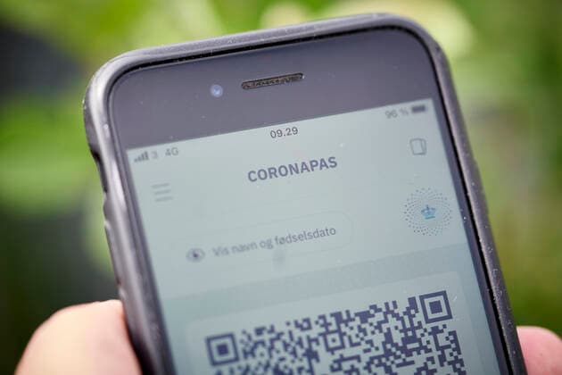 Ny coronapas-app kan nu downloades. Koebenhavn, fredag den 28. maj 2021.I appen vil det vaere muligt for brugeren at skifte mellem to indstillinger til brug i henholdsvis Danmark og udlandet, saa kun de noedvendige oplysninger vises. Appen kan benyttes til at dokumentere et gyldigt coronapas i baade Danmark og ved rejser i EU.. , Copenhagen Denmark Copyright: RitzauxScanpix SignexGoldmannx COP108 spdk20210528-111249-L