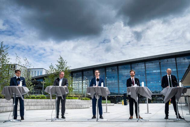 Finansminister Nicolai Wammen (S), sundhedsminister Magnus Heunicke (S), transportminister Benny Engelbrecht (S), adm. dir. i Dansk Industri Lars Sandahl Soerensen og adm. dir. i Dansk Erhverv Brian Mikkelsen, afholder pressemoede om lancering af det nye digitale coronapas, Foran Terminal 3 paa Lufthavnstorvet i Koebenhavns Lufthavn fredag den 28. maj 2021. , Denmark Copyright: MartinxSylvestx cop106 spdk20210528-133654-L