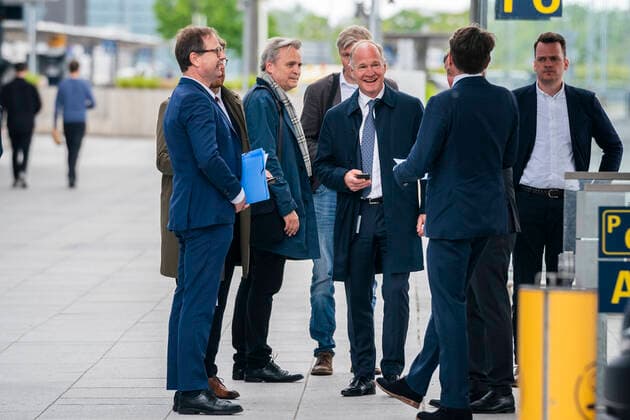 Thomas Woldbye - Adm. direktoer i Koebenhavns Lufthavne A S hilser paa Finansminister Nicolai Wammen (S), sundhedsminister Magnus Heunicke (S), transportminister Benny Engelbrecht (S), adm. dir. i Dansk Industri Lars Sandahl Soerensen og adm. dir. i Dansk Erhverv Brian Mikkelsen der afholder pressemoede om lancering af det nye digitale coronapas, Foran Terminal 3 paa Lufthavnstorvet i Koebenhavns Lufthavn fredag den 28. maj 2021. , Denmark Copyright: MartinxSylvestx cop106 spdk20210528-140659-L