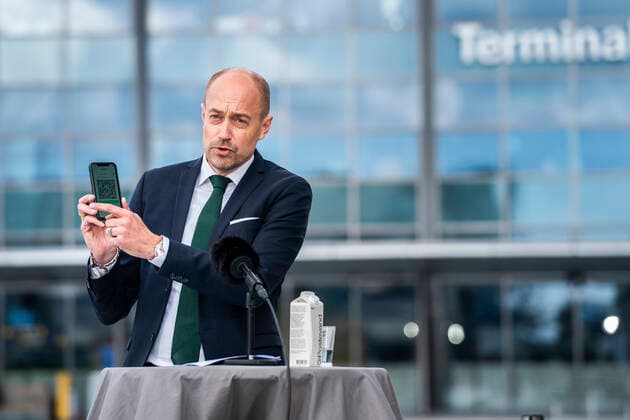 Finansminister Nicolai Wammen (S), sundhedsminister Magnus Heunicke (S), transportminister Benny Engelbrecht (S), adm. dir. i Dansk Industri Lars Sandahl Soerensen og adm. dir. i Dansk Erhverv Brian Mikkelsen, afholder pressemoede om lancering af det nye digitale coronapas, Foran Terminal 3 paa Lufthavnstorvet i Koebenhavns Lufthavn fredag den 28. maj 2021. , Denmark Copyright: MartinxSylvestx cop106 spdk20210528-141047-L