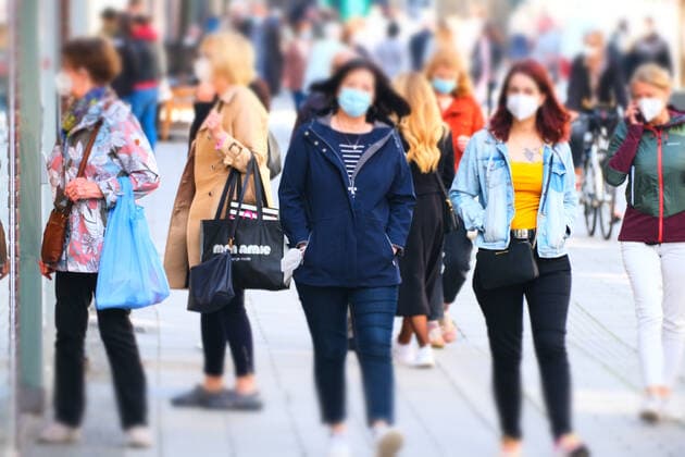 Düsseldorf 28.05.2021 Flinger Strasse Flingerstrasse Einkaufsstrasse Shoppingmeile Einkaufsmeile Corona Pandemie Covid Corona Lockdown Maskenpflicht Masken Mundschutz Einkaufen Einzelhandel Notbremse shutdown Infektionsschutzgesetz Inzidenz Inzidenzwert Bundesnotbremse Fussgängerzone Einkaufsbummel Jugendliche Teenager Mädchen junge Frauen Frau Einkaufstasche Düsseldorf Nordrhein-Westfalen Deutschland