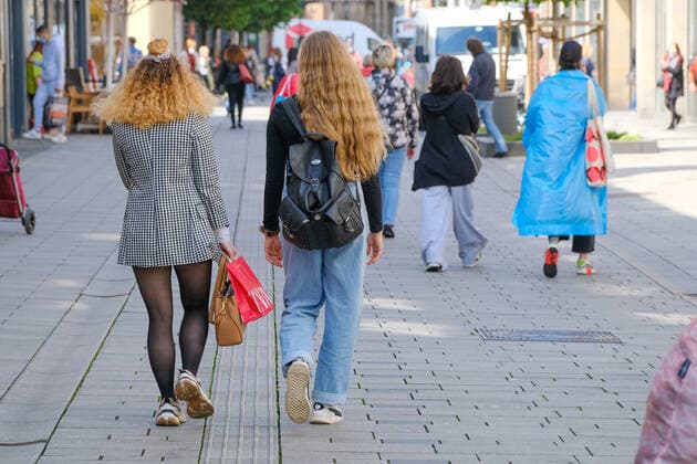 Düsseldorf 28.05.2021 Flinger Strasse Flingerstrasse Einkaufsstrasse Shoppingmeile Einkaufsmeile Corona Pandemie Covid Corona Lockdown Maskenpflicht Masken Einkaufen Einzelhandel Notbremse shutdown Infektionsschutzgesetz Inzidenz Inzidenzwert Bundesnotbremse Fussgängerzone Einkaufsbummel Jugendliche Teenager Mädchen junge Frauen Frau Einkaufstasche Handtasche Rucksack Düsseldorf Nordrhein-Westfalen Deutschland