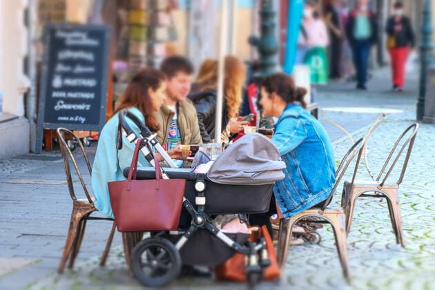 Düsseldorf 28.05.2021 Restaurant Terrasse Pandemie Lockdown Covid Corona Maskenpflicht Notbremse shutdown Bundesnotbremse Gastronomie Aussengastronomie Umsatzeinbruch Stühle Tische Cafe Altstadt Marktplatz Gäste Kinderwagen Handtasche Gefahr Diebstahl Taschendiebstahl Fussgängerzone chillen bummeln Kaffee trinken Gaststätte Hunger Durst Sommer Düsseldorf Nordrhein-Westfalen Deutschland