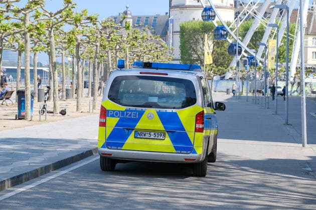 Düsseldorf 28.05.2021 Polizei Auto Polizeiauto Polizeiautos Polizeiwagen Blaulicht Streifenwagen Rundumleuchte Sondersignal Sondersignale Rundumkennleuchte Kennleuchte blaues Blinklicht Lichtsignal Einsatzfahrzeug Einsatzfahrzeug RKL Drehlicht Wegerecht Rheinuferpromenade Altstadt Riesenrad Maskenpflicht Masken Verweilverbot Inzidenz Bundesnotbremse Düsseldorf Nordrhein-Westfalen Deutschland
