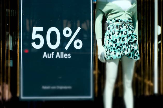 Düsseldorf 28.05.2021 Einkaufsmeile Shoppingmeile Einkaufen Shoppen Luxus Geschäft Pandemie Lockdown Covid Corona Maskenpflicht Notbremse shutdown Bundesnotbremse Inzidenz Inzidenzwert Schaufenster Schaufensterfiguren Rabatt Ausverkauf Schaufensterpuppen Prozente Schlussverkauf Rabatt Preissturz Sonderangebot Düsseldorf Nordrhein-Westfalen Deutschland
