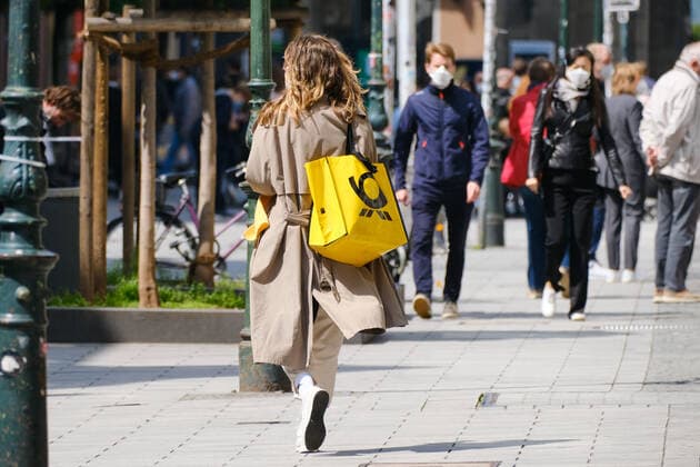 Düsseldorf 28.05.2021 Flinger Strasse Flingerstrasse Einkaufsstrasse Shoppingmeile Einkaufsmeile Corona Pandemie Covid Corona Lockdown Maskenpflicht Masken Einkaufen Einzelhandel Notbremse shutdown Infektionsschutzgesetz Inzidenz Inzidenzwert Bundesnotbremse Fussgängerzone Einkaufsbummel Jugendliche Teenager Posthorn Posttasche Deutsche Post Einkaufstasche Düsseldorf Nordrhein-Westfalen Deutschland