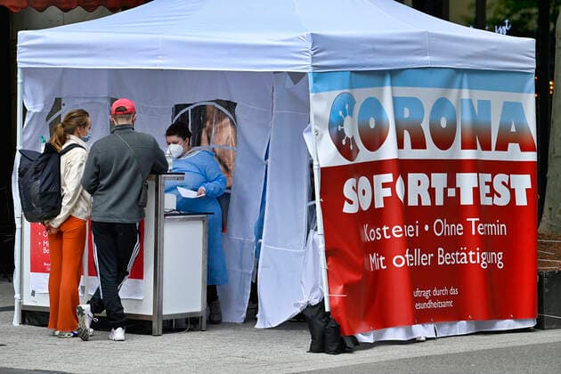 Schlange vor Corona Schnellteststation, Corona-Krise, Stuttgart, Baden-Württemberg, Deutschland Coronavirus