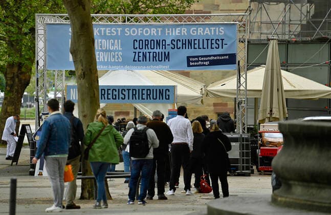 Schlange vor Corona Schnellteststation, Neckar-Kaeptn führt in Stuttgart City Schnelltests durch, Corona-Krise, Stuttgart, Baden-Württemberg, Deutschland Coronavirus