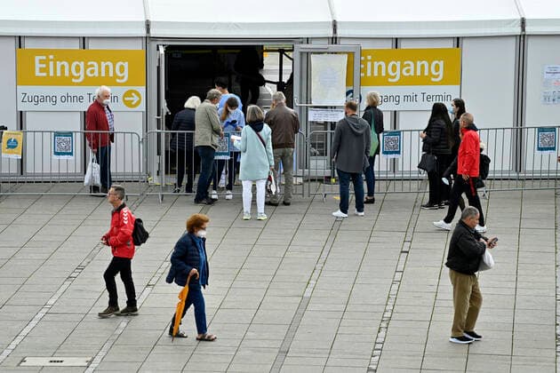 Schlange vor Corona Schnellteststation am Schlossplatz, Corona-Krise, Stuttgart, Baden-Württemberg, Deutschland Coronavirus