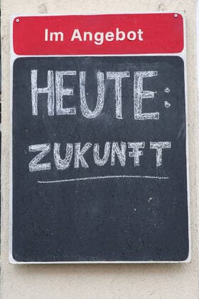 Blick am Freitag (28.05.2021) auf ein baufälliges Gebäude im Zentrum von Tribsees (Vorpommern Rügen). In der Innenstadt gibt es auch mehr als 30 Jahre nach der Wende noch jede Menge Baulücken, verfallene Häuser u. geschlossene Geschäfte. Vielerorts trifft man auf zugenagelte Fenster, geborstene Scheiben, u. geschlossene Gaststätten. Man könnte meinen an der Stadt sei die politische Wende in Ostdeutschland vorbeigegangen. Doch nun keimt mit Studenten der Kunstuniversität Linz (Österreich) allmählich Hoffnung. Sie haben zusammen mit ihrem Professor Ton Matton das Projekt Tribsees Zukunft machen! auf den Weg gebracht. Dieses soll am Ende die Innenstadt neu beleben. (Vergleiche auch Bilder aus den zurückliegenden Jahren)