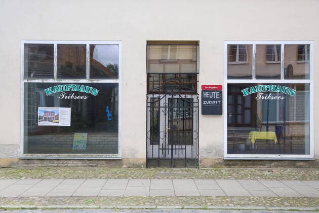 Blick am Freitag (28.05.2021) auf ein baufälliges Gebäude im Zentrum von Tribsees (Vorpommern Rügen). In der Innenstadt gibt es auch mehr als 30 Jahre nach der Wende noch jede Menge Baulücken, verfallene Häuser u. geschlossene Geschäfte. Vielerorts trifft man auf zugenagelte Fenster, geborstene Scheiben, u. geschlossene Gaststätten. Man könnte meinen an der Stadt sei die politische Wende in Ostdeutschland vorbeigegangen. Doch nun keimt mit Studenten der Kunstuniversität Linz (Österreich) allmählich Hoffnung. Sie haben zusammen mit ihrem Professor Ton Matton das Projekt Tribsees Zukunft machen! auf den Weg gebracht. Dieses soll am Ende die Innenstadt neu beleben. (Vergleiche auch Bilder aus den zurückliegenden Jahren)
