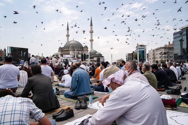 Bilder des Jahres 2021, News 05 Mai News Themen der Woche KW21 News Bilder des Tages May 28, 2021, Istanbul, Turkey: People attend the Friday prayers outside the Taksim Mosque..Turkish President Recep Tayyip Erdogan inaugurated the newly built Taksim Mosque in Istanbul s main square. Istanbul Turkey - ZUMAs197 20210528_zaa_s197_097 Copyright: xMuratxBaykarax