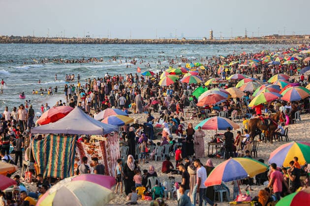 Bilder des Jahres 2021, News 05 Mai News Themen der Woche KW21 News Bilder des Tages May 28, 2021, Gaza city, Gaza Strip, Palestinian Territory: Palestinians spend time at the beach in Gaza May 28, 2021 to escape the hot weather, and the ongoing power cuts Gaza city Palestinian Territory - ZUMAap3_ 20210528_zaf_ap3_042 Copyright: xAtiaxDarwishx