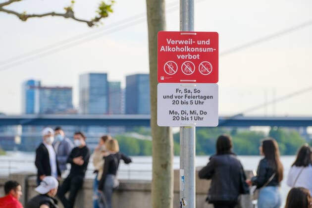 Düsseldorf 28.05.2021 Rheinuferpromenade Altstadt Alkoholverbot Alkoholkonsumverbot Covid Corona Lockdown Maskenpflicht Masken Notbremse shutdown Infektionsschutzgesetz OSD Ordnungsamt Kontrolle Altstadt Logo Warnhinweis Plakat Inzidenz Verweilverbot Bundeslockdown Jugendliche Teenager Düsseldorf Nordrhein-Westfalen Deutschland