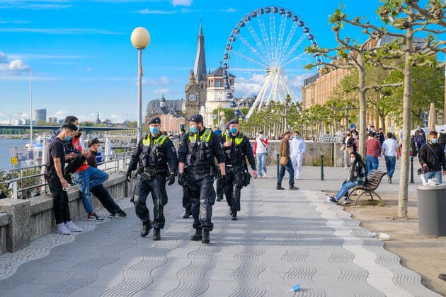 Düsseldorf 28.05.2021 Rheinuferpromenade Altstadt Alkoholverbot Alkoholkonsumverbot Polizei Polizisten Einsatzhunderschaft Covid Corona Lockdown Maskenpflicht Masken Notbremse shutdown Infektionsschutzgesetz OSD Ordnungsamt Kontrolle Altstadt Logo Warnhinweis Plakat Inzidenz Verweilverbot Bundeslockdown Jugendliche Teenager Düsseldorf Nordrhein-Westfalen Deutschland