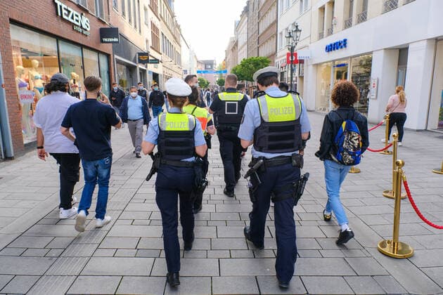 Düsseldorf 28.05.2021 Polizei Polizist Polizistin Ordnungsamt OSD gemeinsame Streife Streifgang Altstadt Fussgängerzone Kontrolle Patrouille Maskenpflicht Pandemie Covid Corona Lockdown Maskenpflicht Masken Einkaufen Einzelhandel Notbremse shutdown Infektionsschutzgesetz Bundesnotbremse Verweilverbot Düsseldorf Nordrhein-Westfalen Deutschland