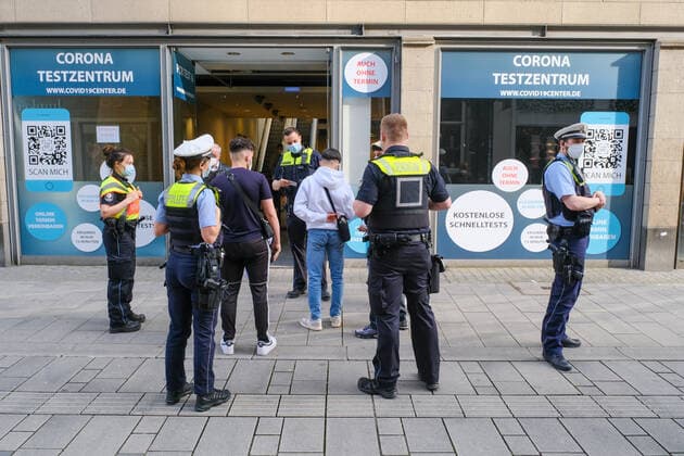 Düsseldorf 28.05.2021 Polizei Polizist Polizistin Ordnungsamt OSD gemeinsame Streife Streifgang Altstadt Fussgängerzone Kontrolle Patrouille Maskenpflicht Pandemie Covid Corona Lockdown Maskenpflicht Masken Einkaufen Einzelhandel Notbremse shutdown Infektionsschutzgesetz Bundesnotbremse Verweilverbot Düsseldorf Nordrhein-Westfalen Deutschland