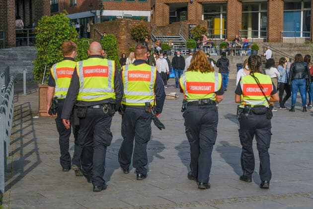 Düsseldorf 15.05.2021 Ordnungsamt OSD Streife Streifgang Altstadt Fussgängerzone Kontrolle Patrouille Maskenpflicht Pandemie Covid Corona Lockdown Maskenpflicht Masken Einkaufen Einzelhandel Notbremse shutdown Infektionsschutzgesetz Bundesnotbremse Verweilverbot Düsseldorf Nordrhein-Westfalen Deutschland