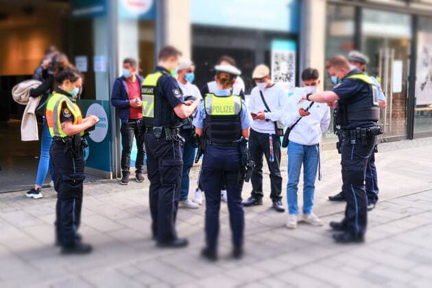 Düsseldorf 28.05.2021 Polizei Polizist Polizistin Ordnungsamt OSD gemeinsame Streife Streifgang Altstadt Fussgängerzone Kontrolle Patrouille Maskenpflicht Pandemie Covid Corona Lockdown Maskenpflicht Masken Einkaufen Einzelhandel Notbremse shutdown Infektionsschutzgesetz Bundesnotbremse Verweilverbot Düsseldorf Nordrhein-Westfalen Deutschland