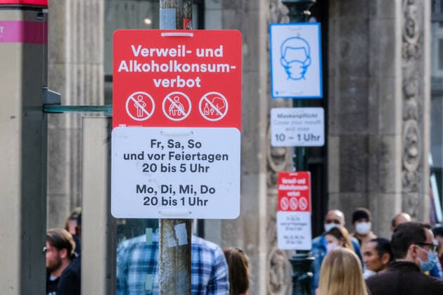 Düsseldorf 28.05.2021 Altstadt Fussgängerzone Kontrolle Patrouille Maskenpflicht Pandemie Covid Corona Lockdown Maskenpflicht Masken Einkaufen Einzelhandel Notbremse shutdown Infektionsschutzgesetz Bundesnotbremse Verweilverbot Alkoholverbot Alkoholkonsumverbot Düsseldorf Nordrhein-Westfalen Deutschland