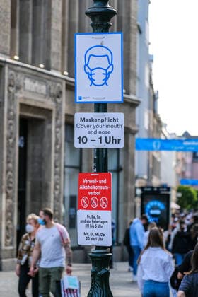Düsseldorf 28.05.2021 Altstadt Fussgängerzone Kontrolle Patrouille Maskenpflicht Pandemie Covid Corona Lockdown Maskenpflicht Masken Einkaufen Einzelhandel Notbremse shutdown Infektionsschutzgesetz Bundesnotbremse Verweilverbot Alkoholverbot Alkoholkonsumverbot Düsseldorf Nordrhein-Westfalen Deutschland