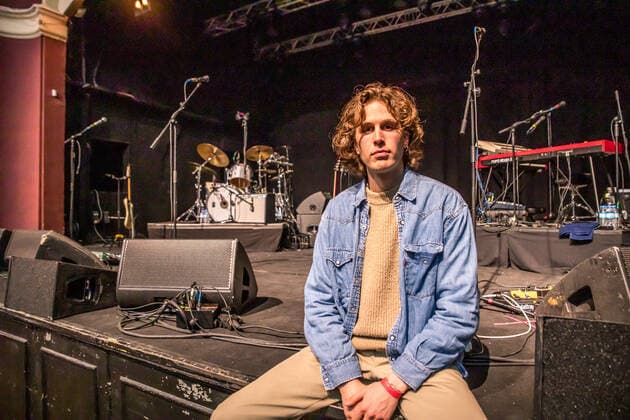 Entertainment Bilder des Tages Unter großem Medieninteresse fand am 28.5.2021 das erste Indoor Konzert Deutschlands im Jahr 2021 statt - nach sieben Monaten Pause. Auf Grund der niedrigen Inzidenz Entschied sich der Felsenkeller Leipzig den italienischen Sänger und Songwriter Fil Bo Riva (Filippo Bonamici) zu einem Konzert einzuladen. Das Konzert wurde eine Woche vorher angekündigt und die 330 Karten wurden über Pfingsten ausverkauft. Die Zuschauer mussten einen negativen Corona Test vorweisen und wurden an Tischen platziert. Die Show ist gleichzeitig Test für weitere Projekte.