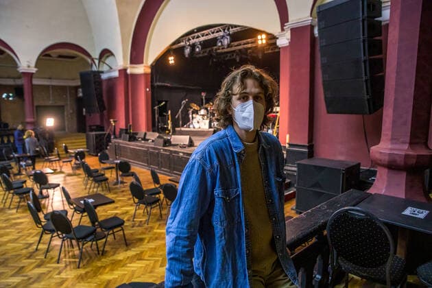 Unter großem Medieninteresse fand am 28.5.2021 das erste Indoor Konzert Deutschlands im Jahr 2021 statt - nach sieben Monaten Pause. Auf Grund der niedrigen Inzidenz Entschied sich der Felsenkeller Leipzig den italienischen Sänger und Songwriter Fil Bo Riva (Filippo Bonamici) zu einem Konzert einzuladen. Das Konzert wurde eine Woche vorher angekündigt und die 330 Karten wurden über Pfingsten ausverkauft. Die Zuschauer mussten einen negativen Corona Test vorweisen und wurden an Tischen platziert. Die Show ist gleichzeitig Test für weitere Projekte.